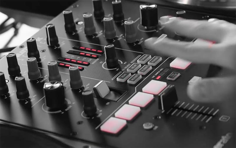 Numark Scratch Pro-Level FX and Connectivity